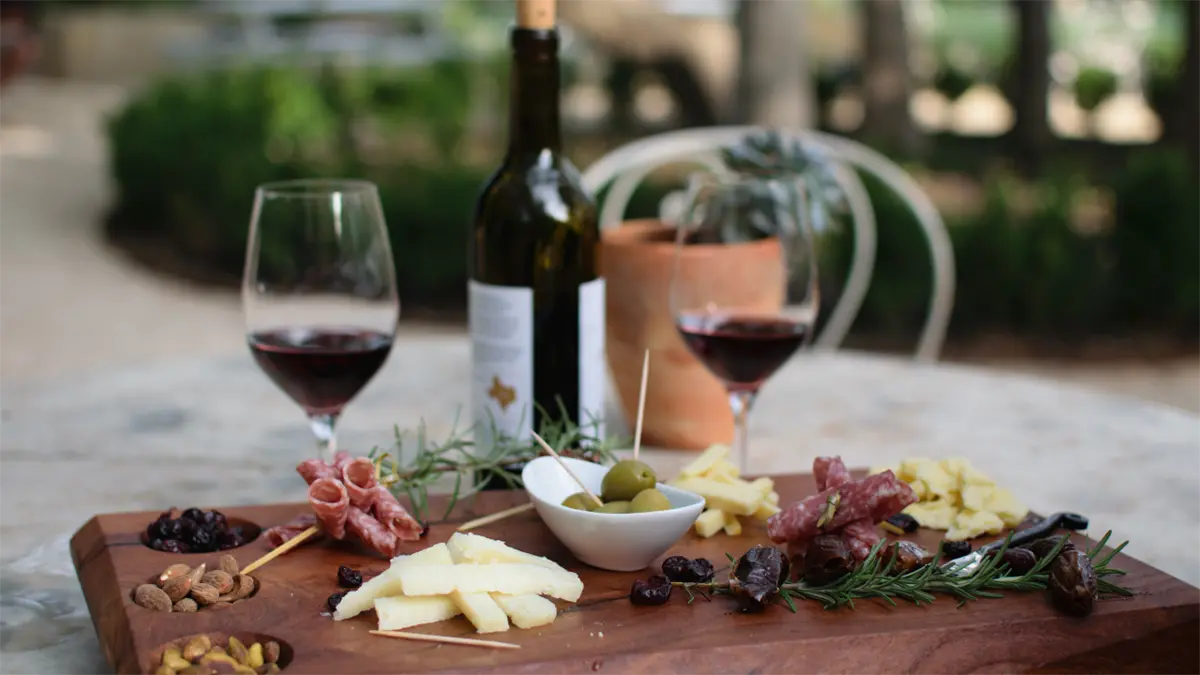 Maridajes dominicanos: platos criollos que combinan perfectamente con vino tinto