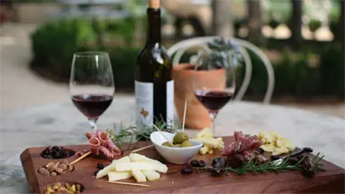 Maridajes dominicanos: platos criollos que combinan perfectamente con vino tinto