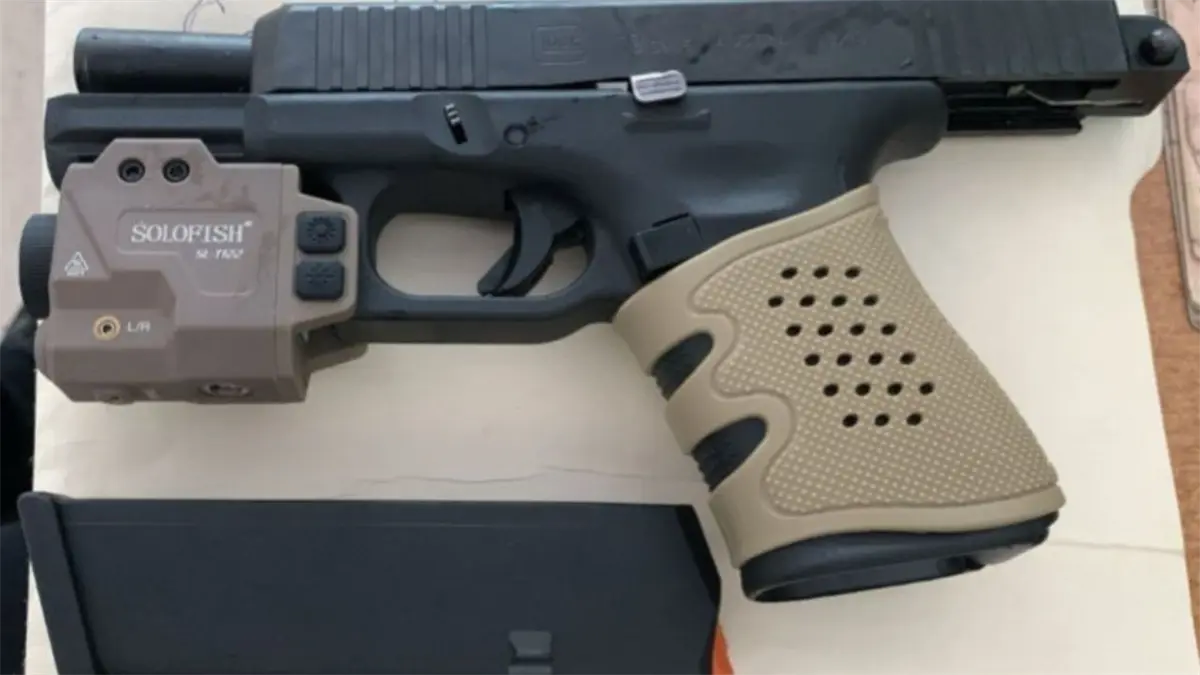 Policía Nacional arresta a cuatro hombres por porte ilegal de armas de fuego en Santiago