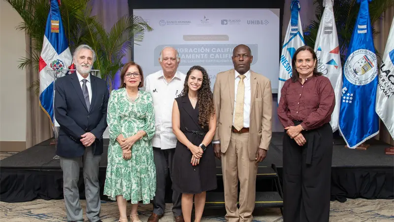 Especialistas analizan impacto de migración altamente calificada en competitividad global en Santo Domingo