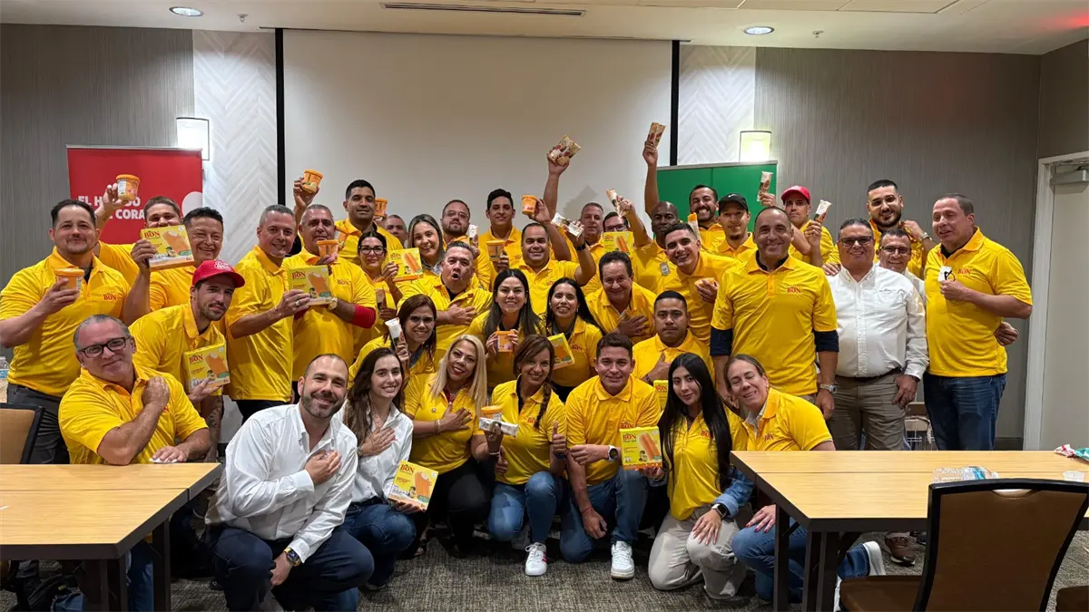 Ejecutivos de Helados Bon y personal de establecimientos en los Estados Unidos, en los entrenamientos.