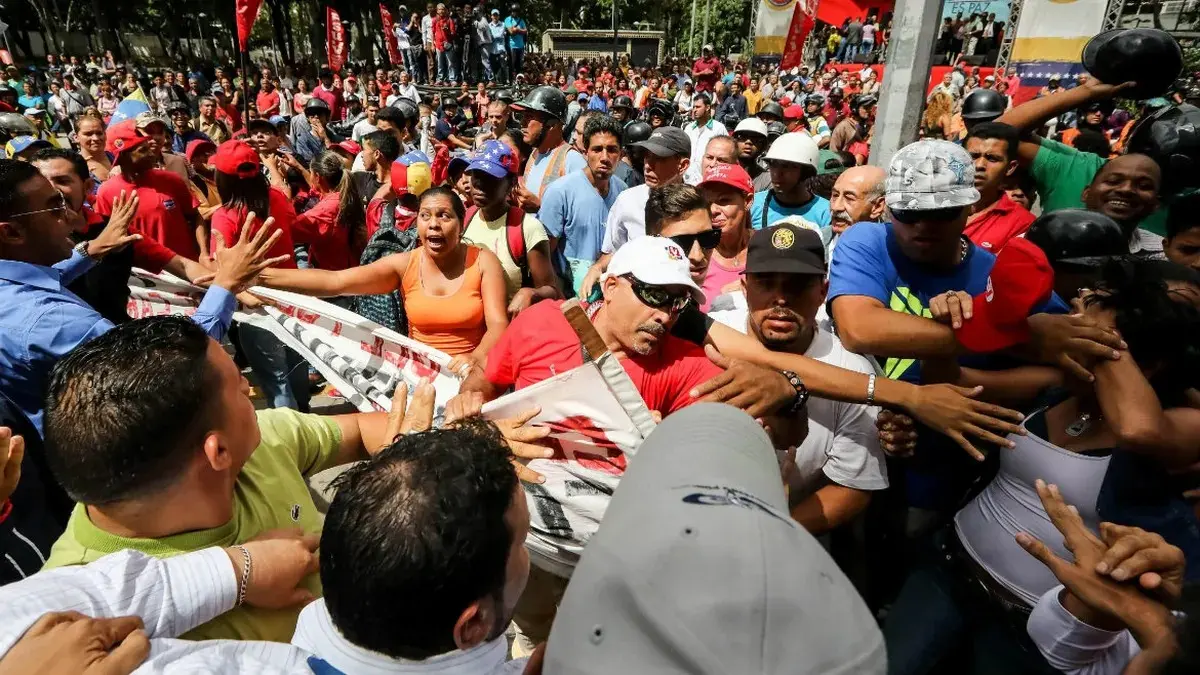 Policía y futbolistas sacan la roja a la violencia machista en España