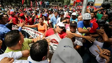 Policía y futbolistas sacan la roja a la violencia machista en España