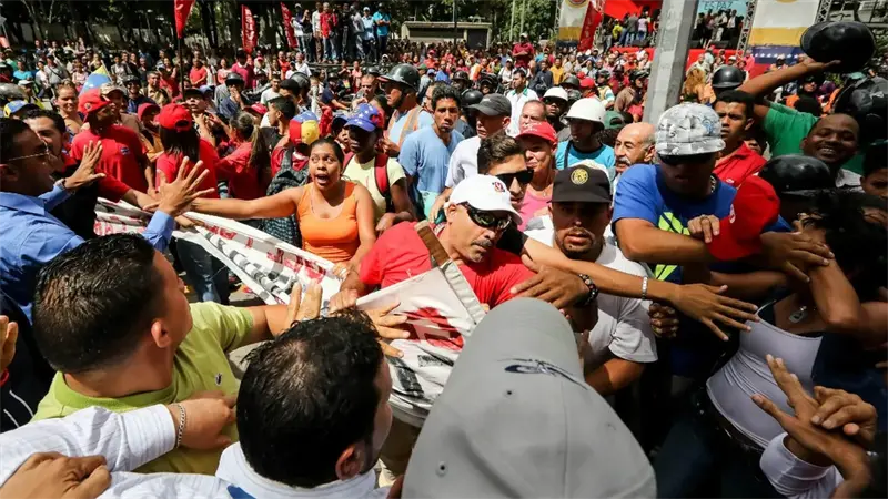 Policía y futbolistas sacan la roja a la violencia machista en España