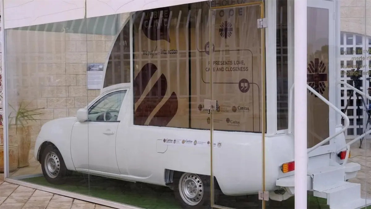 Papamóvil de Francisco llega a Belén como clínica pero Israel no permite que entre en Gaza