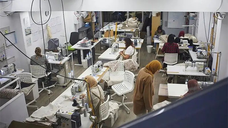 Supervivientes de trata, muchas latinas, sanan sus heridas en un taller de moda en Madrid