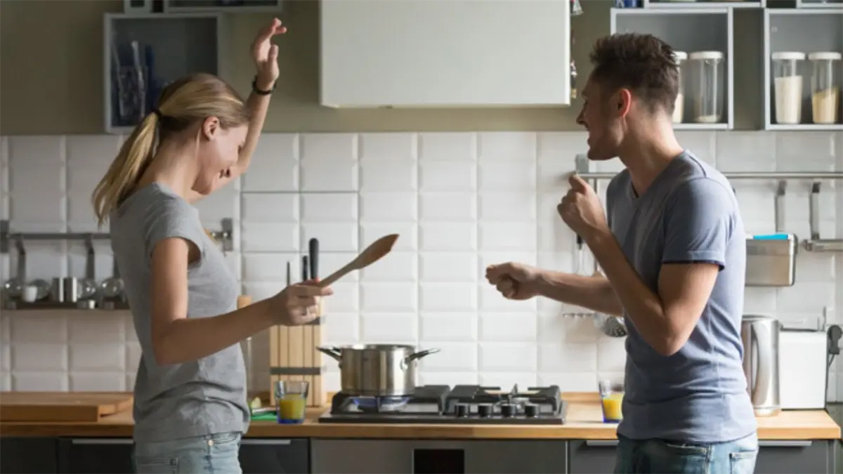¿Manipulación o astucia? Cómo algunas mujeres logran que sus parejas se queden en casa