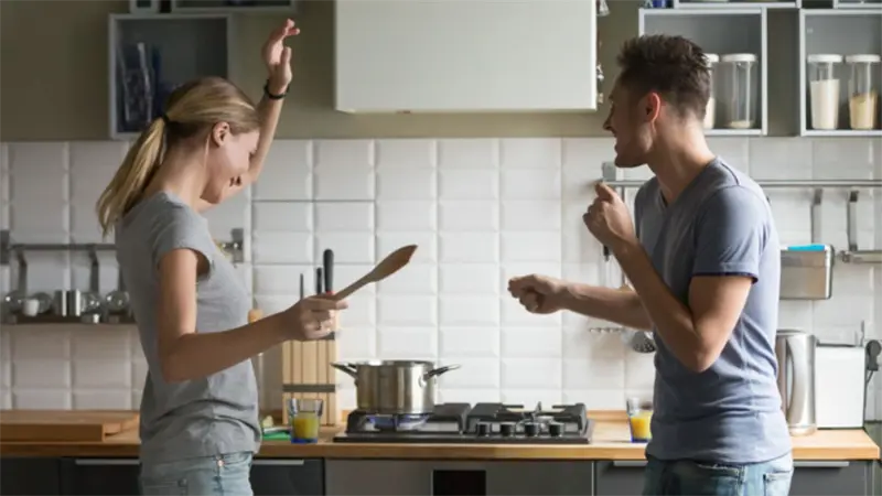 ¿Manipulación o astucia? Cómo algunas mujeres logran que sus parejas se queden en casa