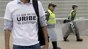 Condenan a hermano del expresidente colombiano Uribe a 28 años por crear grupo paramilitar