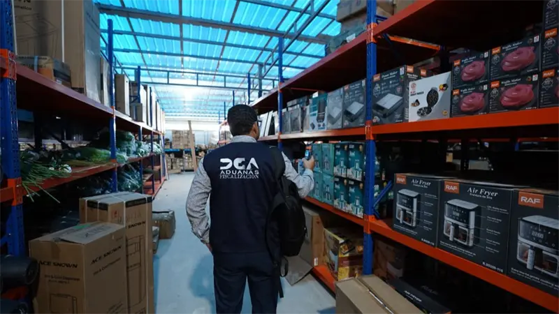 Aduanas interviene dos tiendas chinas en Azua tras detectar evasión fiscal