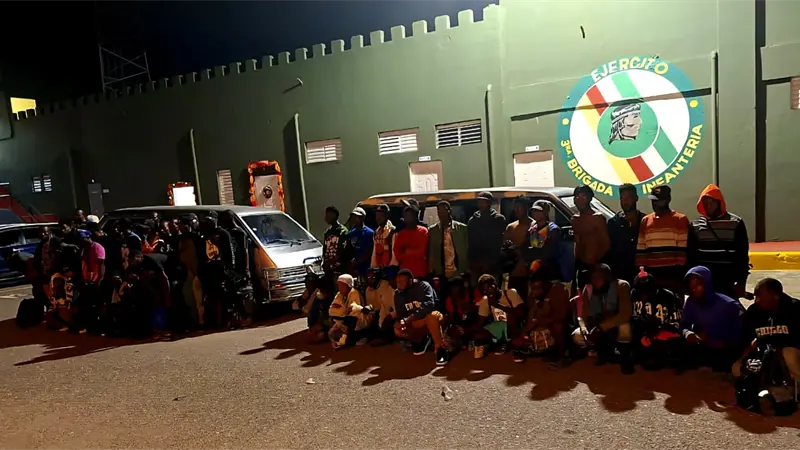 Ejército intercepta dos vehículos con 55 ciudadanos haitianos indocumentados en San Juan de la Maguana