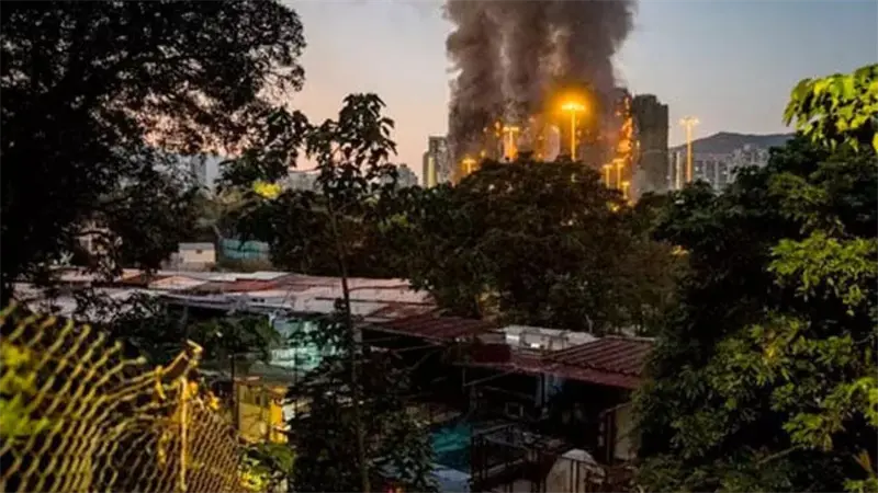 Aumenta a 13 el número de fallecidos en el incendio de varios edificios en Hong Kong