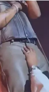 Una fan manosea la entrepierna del cantante de R&B durante un concierto Una fan manosea la entrepierna del cantante de R&B durante un concierto