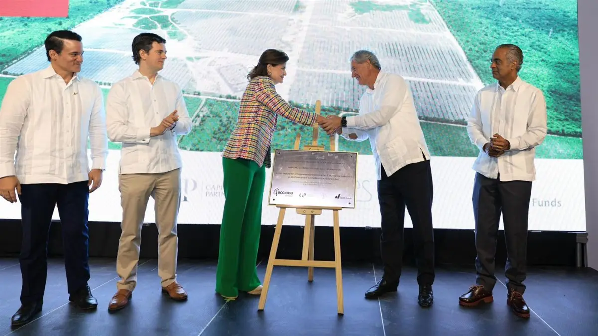 Raquel Peña encabeza inauguración de la planta fotovoltaica