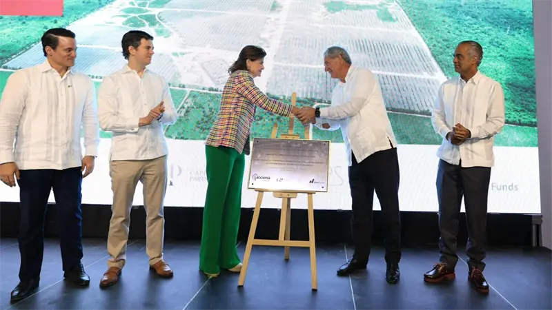 Vicepresidenta Raquel Peña inaugura complejo fotovoltaico Cotoperí Solar en La Romana