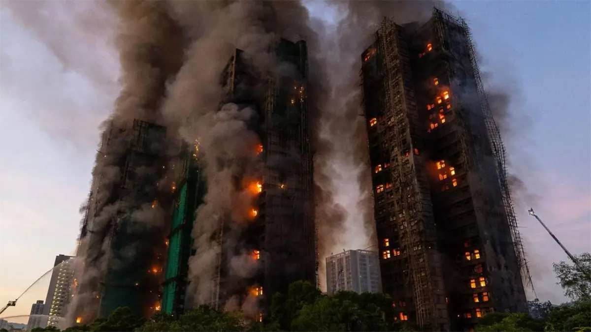 Incendio en varios edificios en Hong Kong causa 12 víctimas mortales.