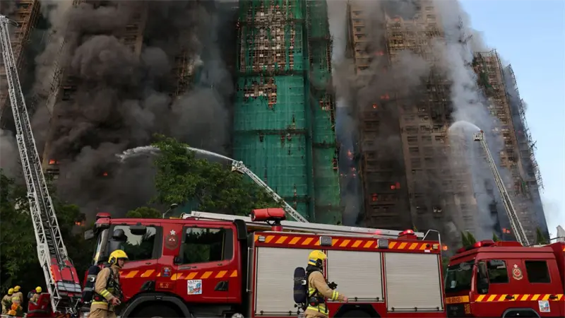 Tres detenidos por presunto homicidio involuntario en relación al incendio de Hong Kong