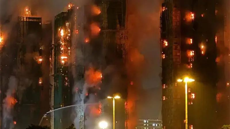 Sube a 36 el número de fallecidos en el incendio en Hong Kong, gradualmente bajo control