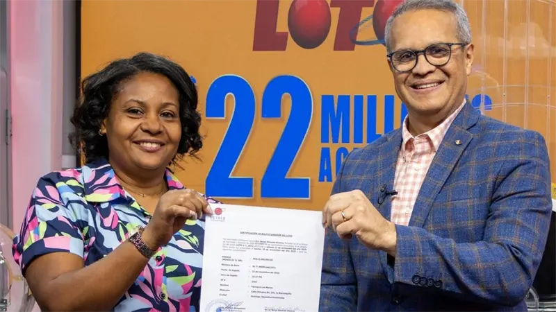 LEIDSA entrega certificado a conserje ganadora de 22 millones con el Loto