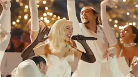 Christina Aguilera estrena su nuevo tema navideño grabado junto a la Torre Eiffel