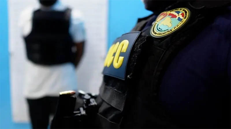 Autoridades arrestan en aeropuerto a un hombre vinculado a alijo de 1,360 paquetes de cocaína