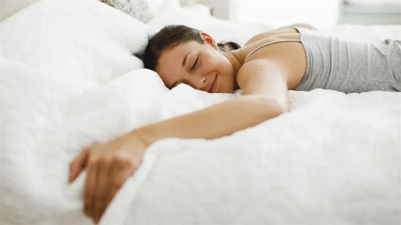 Tomar siestas podría contribuir con tu salud cerebral y reducir el riesgo de demencia