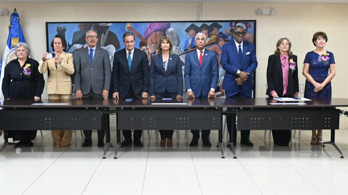 UASD exalta a tres maestras como profesor meritísimo en la Facultad de Artes