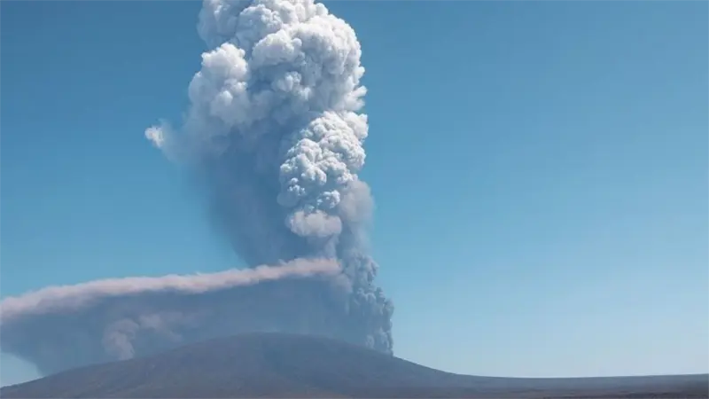 La erupción del volcán Hayli Gubbi en Etiopía genera columna de ceniza de 14 km de altura