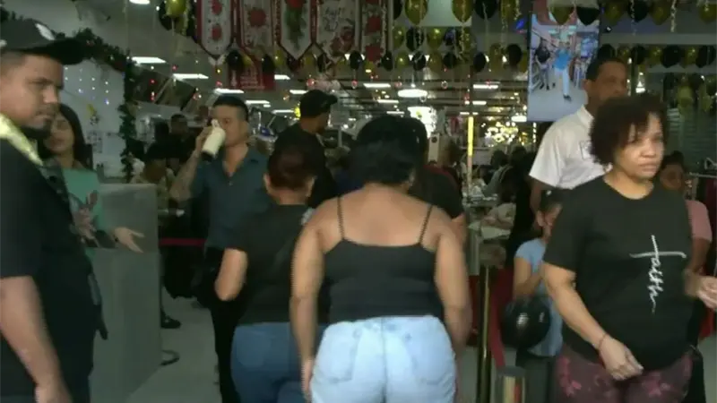 Avenida Duarte luce repleta desde temprano por el "Viernes Negro"