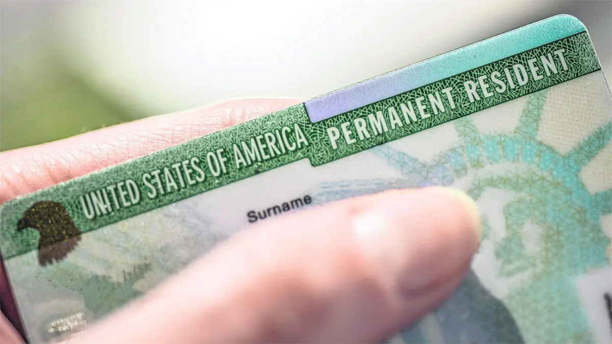 EE. UU. inicia revisión de green cards de migrantes de países de preocupación tras ataque en Washington.