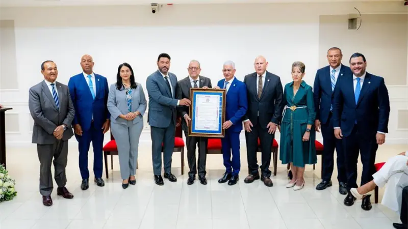 Senado reconoce a Ernesto Veloz por aportes al turismo nacional