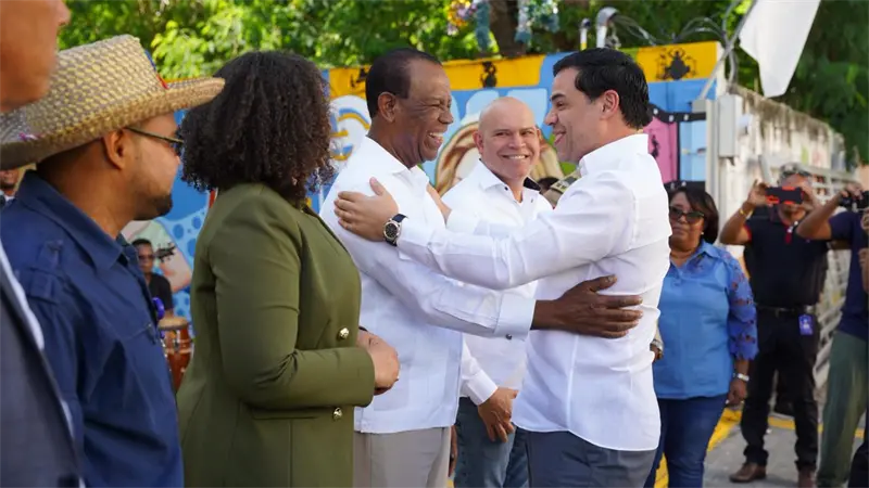 Ministro de cultura entrega instrumentos a Escuela de Música Típica en Barahona