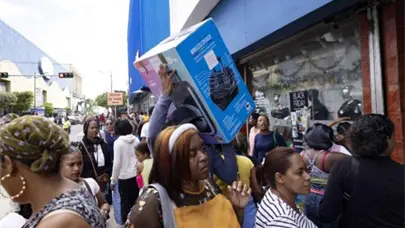 Afluencia y amplios operativos marcan el inicio del Viernes Negro en la avenida Duarte