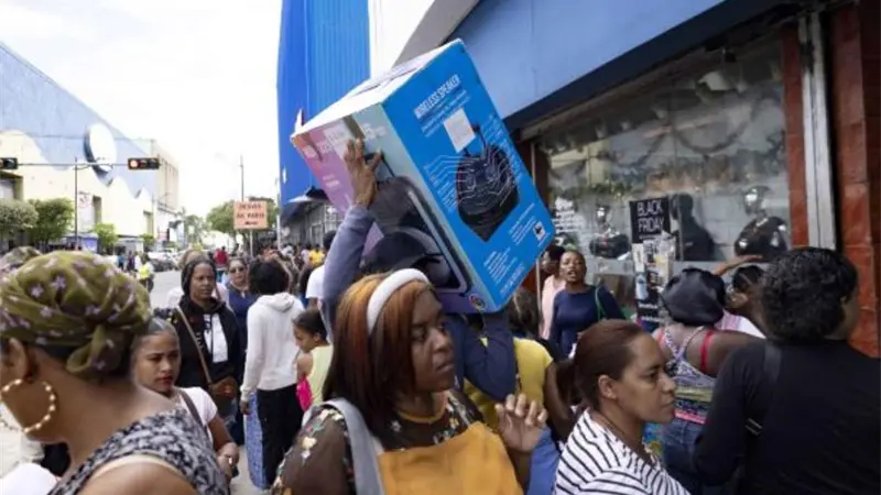 Afluencia y amplios operativos marcan el inicio del Viernes Negro en la avenida Duarte