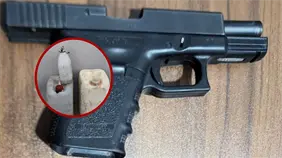 Arrestan a dos personas por posesión ilegal de arma de fuego y ron adulterado