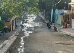 "Vivimos como animales": protestan en Sabana Grande de Boyá ante el abandono que los deja otra Navidad entre el lodo