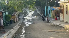 "Vivimos como animales": protestan en Sabana Grande de Boyá ante el abandono que los deja otra Navidad entre el lodo