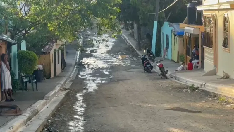 "Vivimos como animales": protestan en Sabana Grande de Boyá ante el abandono que los deja otra Navidad entre el lodo