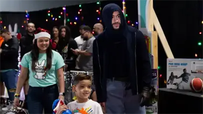 La Fundación de Bad Bunny abre espacio interactivo con la cultura navideña de Puerto Rico