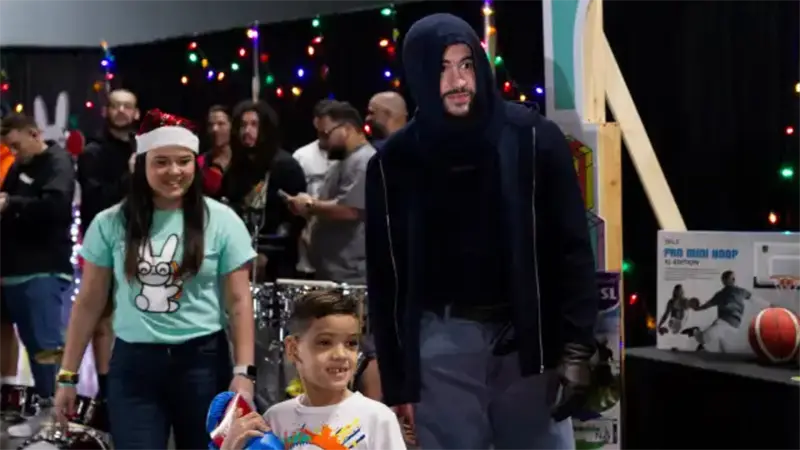 La Fundación de Bad Bunny abre espacio interactivo con la cultura navideña de Puerto Rico