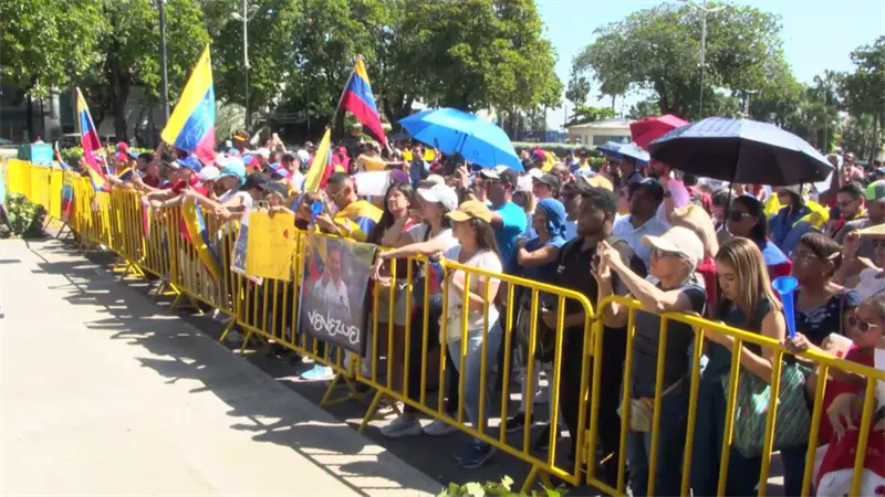 Venezolanos en RD ven con esperanza autorización para que EE. UU. use bases aéreas