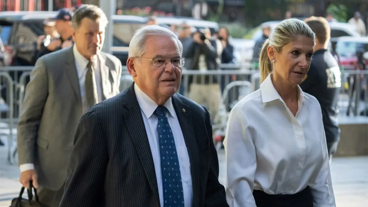 Esposa de Bob Menéndez denuncia que le impiden visitarlo en prisión tras cinco meses recluido