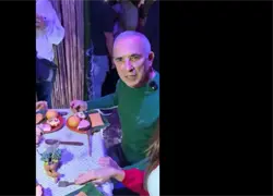 Gobernador chavista celebra la Navidad ´adelantada´ de Maduro... ¡con comida de plástico!