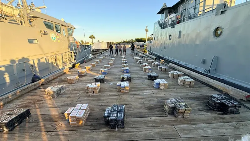 Arrestan a tres hombres con un cargamento de más de 1.5 toneladas de presunta cocaína