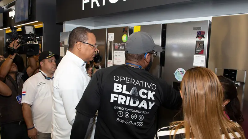 Director de Pro Consumidor supervisa cumplimiento de ofertas durante jornada del Viernes Negro