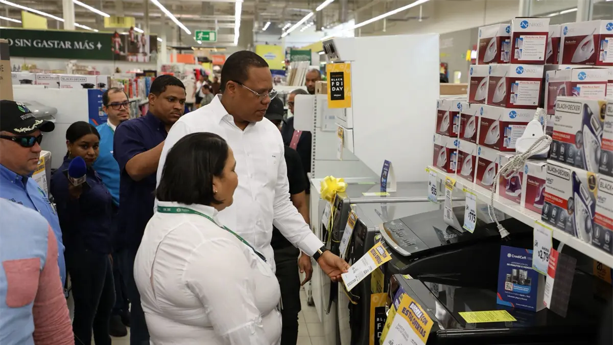 Director de Pro Consumidor supervisa cumplimiento de ofertas durante jornada del Viernes Negro