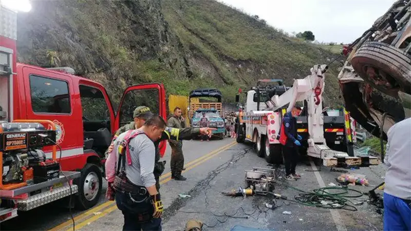 Al menos tres muertos y 15 heridos deja accidente de un autobús en el suroeste de Colombia