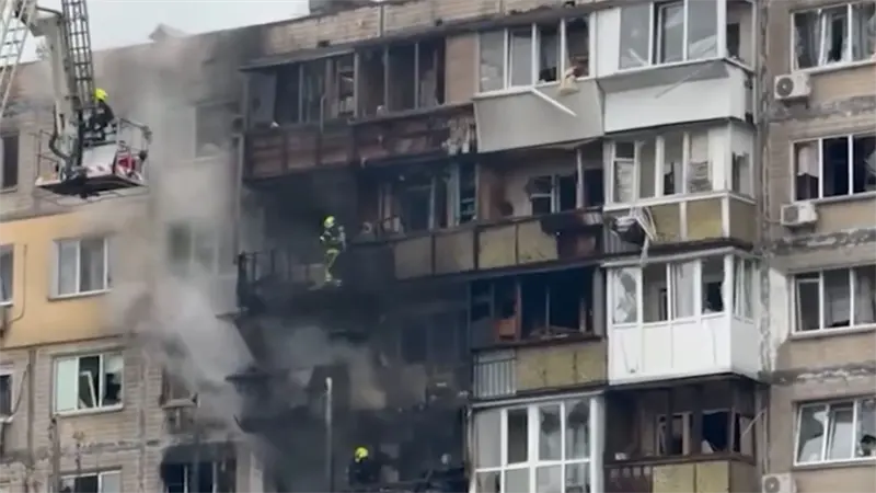 Un ataque ruso en Ucrania mata a tres personas, hiere a decenas y deja a miles sin luz