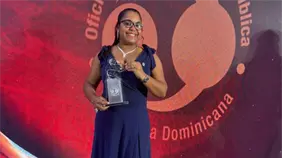 Azuana gana premio nacional defensora del año 2025