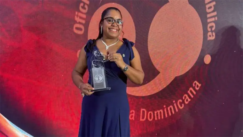 Azuana gana premio nacional defensora del año 2025